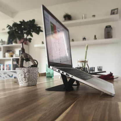 Support Adhésif pour Laptop – Élégance, Ergonomie et Mobilité